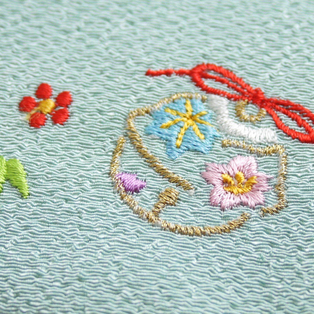 ミニチュア着物　刺繍柄　ゴマページ ミニチュア着物 刺繍柄 ゴマページ よみもの]刺繍布にガンコ