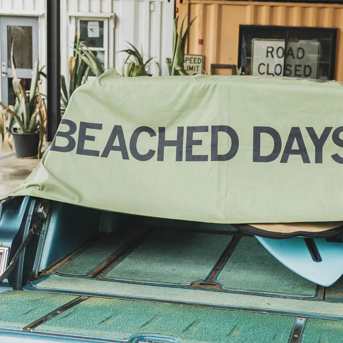 BEACHED DAYS | MAGNETIC BEACH TOWEL��BY5500004��