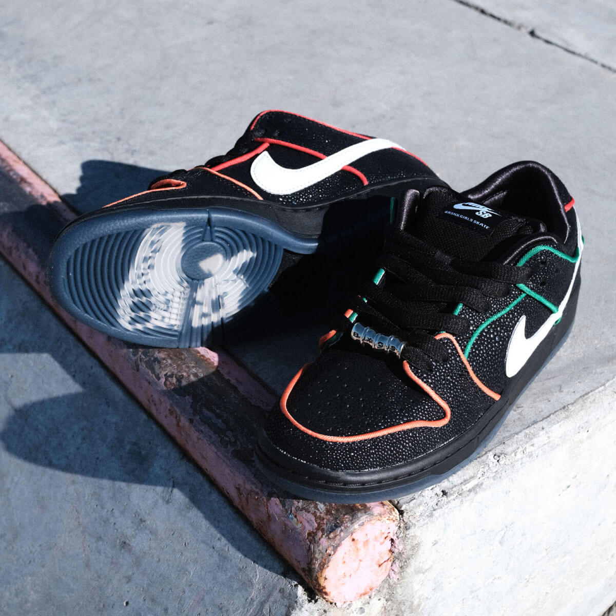 NIKE SB | Bronx Girls Skate �� DUNK LOW PRO QS "Black/Challenge Red"��HV1664-001��