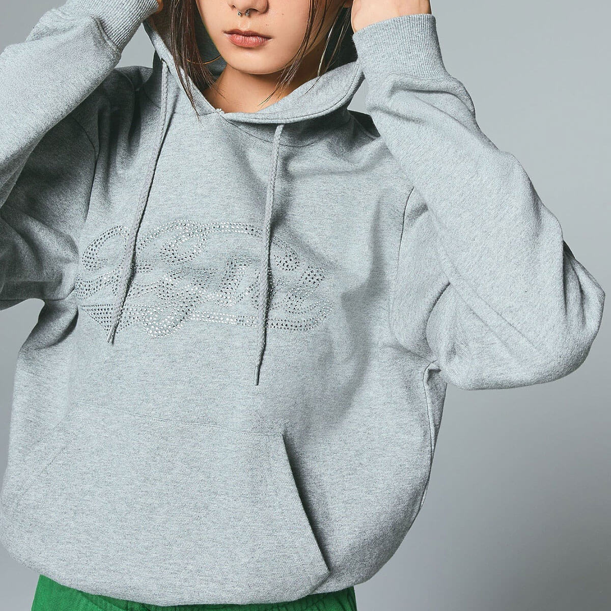 ��30%OFF ���ꥢ��󥹥�����ۥ��å��������� ��ǥ����� �ѡ����� xgirl �饤�󥹥ȡ��� ���� �ץ륪���С��ѡ����� �ȥåץ� ���ȥ꡼�ȿ͵��֥��� X-girl  | RHINESTONE CURSIVE LOGO SWEAT HOODIE��105254012008��