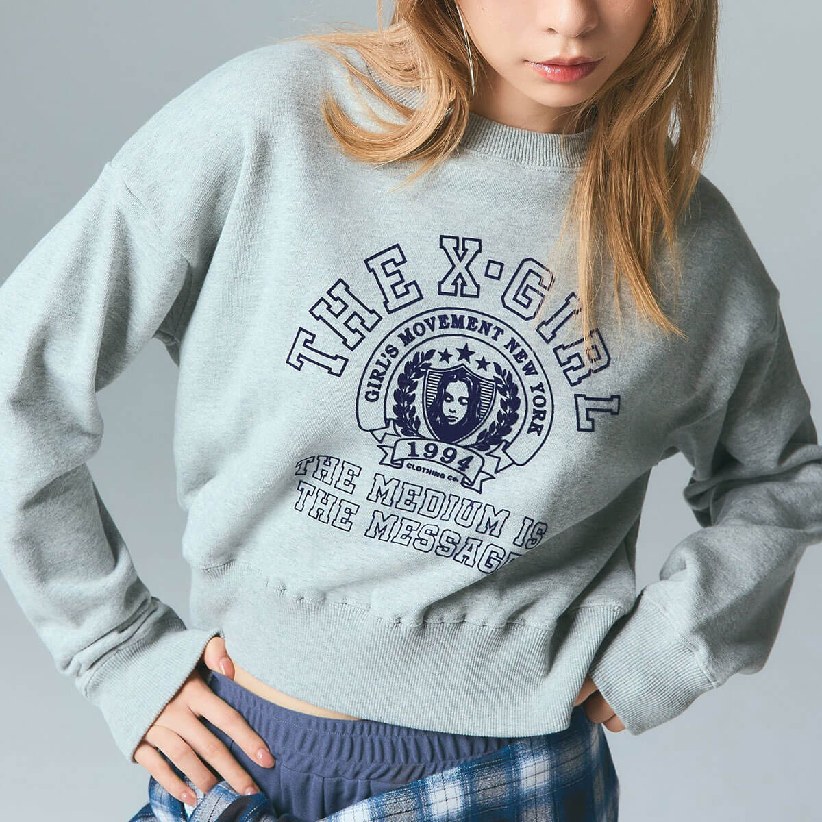 ��30%OFF ���ꥢ��󥹥�����ۥ��å��������� ��ǥ����� �ץ륪���С��������å� xgirl FACE���� �ȥåץ� ���ȥ꡼�ȿ͵��֥��� X-girl  | COLLEGE LOGO COMPACT SWEAT TOP��105261012012��