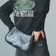 X-GIRL | SPRAY SCRIPT LOGO SHOULDER BAG��105261053001��