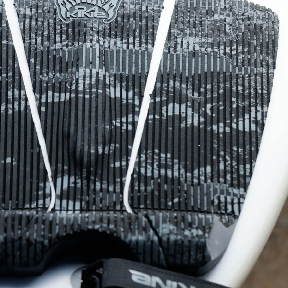 �������� �ǥå��ѥå� �ǥå��ѥå� �����եܡ���  �����ե��� 3�ԡ��� �ޥå� �ᥤ�إ� �Х������� ����ܥ�ǥ� �͵��֥��� DAKINE | MAYHEM LINEUP SURF TRACTION PAD��BF237813��