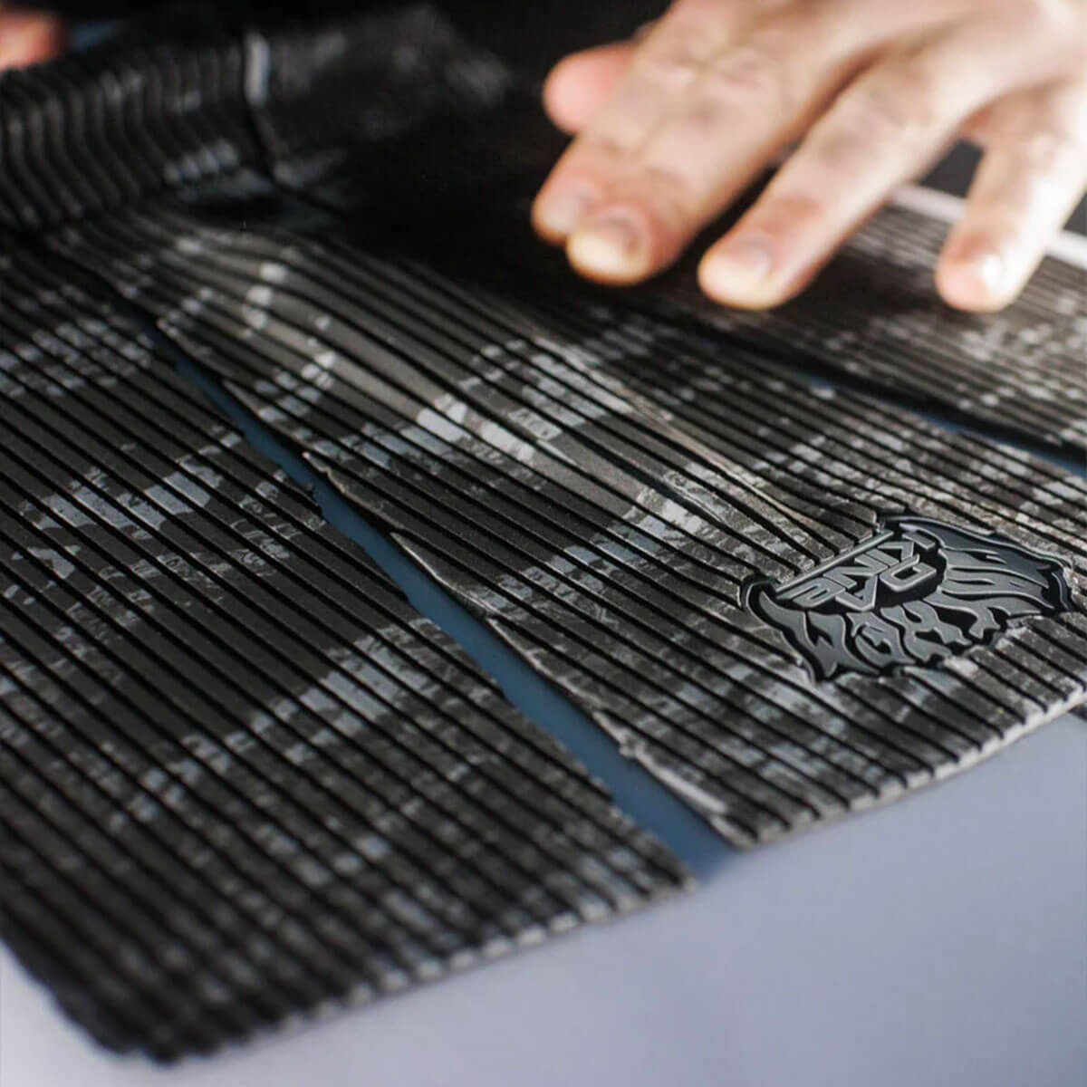 �������� �ǥå��ѥå� �ǥå��ѥå� �����եܡ���  �����ե��� 3�ԡ��� �ޥå� �ᥤ�إ� �Х������� ����ܥ�ǥ� �͵��֥��� DAKINE | MAYHEM LINEUP SURF TRACTION PAD��BF237813��