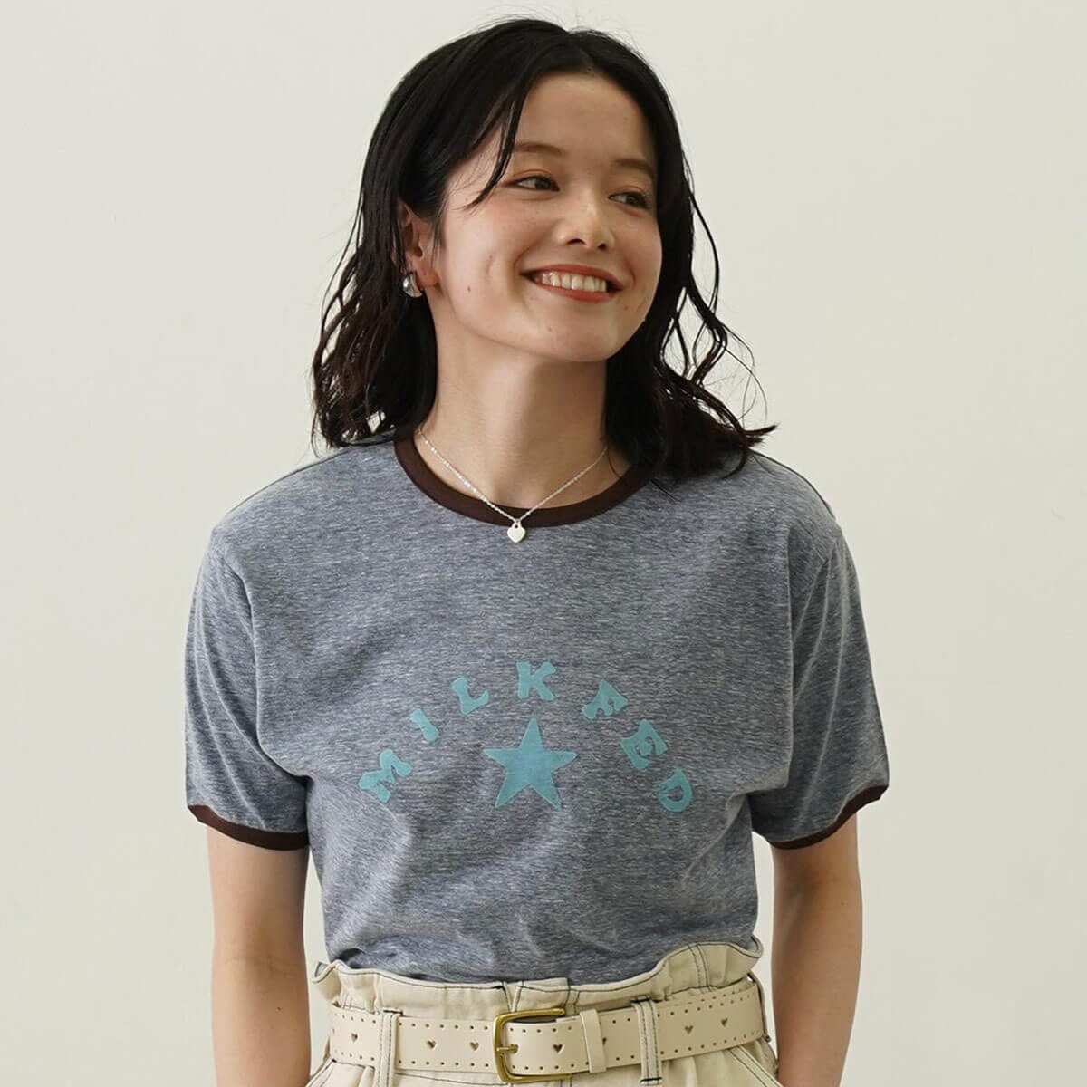 ��20%OFF ���ե�����ۥߥ륯�ե��� ��ǥ����� ȾµT����� ��󥬡�T����� ���ᥫ�� �ȥåץ� �͵� �������� �֥��� | MILKFED. LOGO AND STAR FLOCKY PRINT RINGER TEE��103252013003��