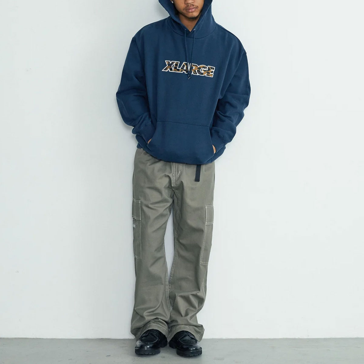 XLARGE  | STANDARD LOGO HOODED SWEATSHIRT��101263012003��