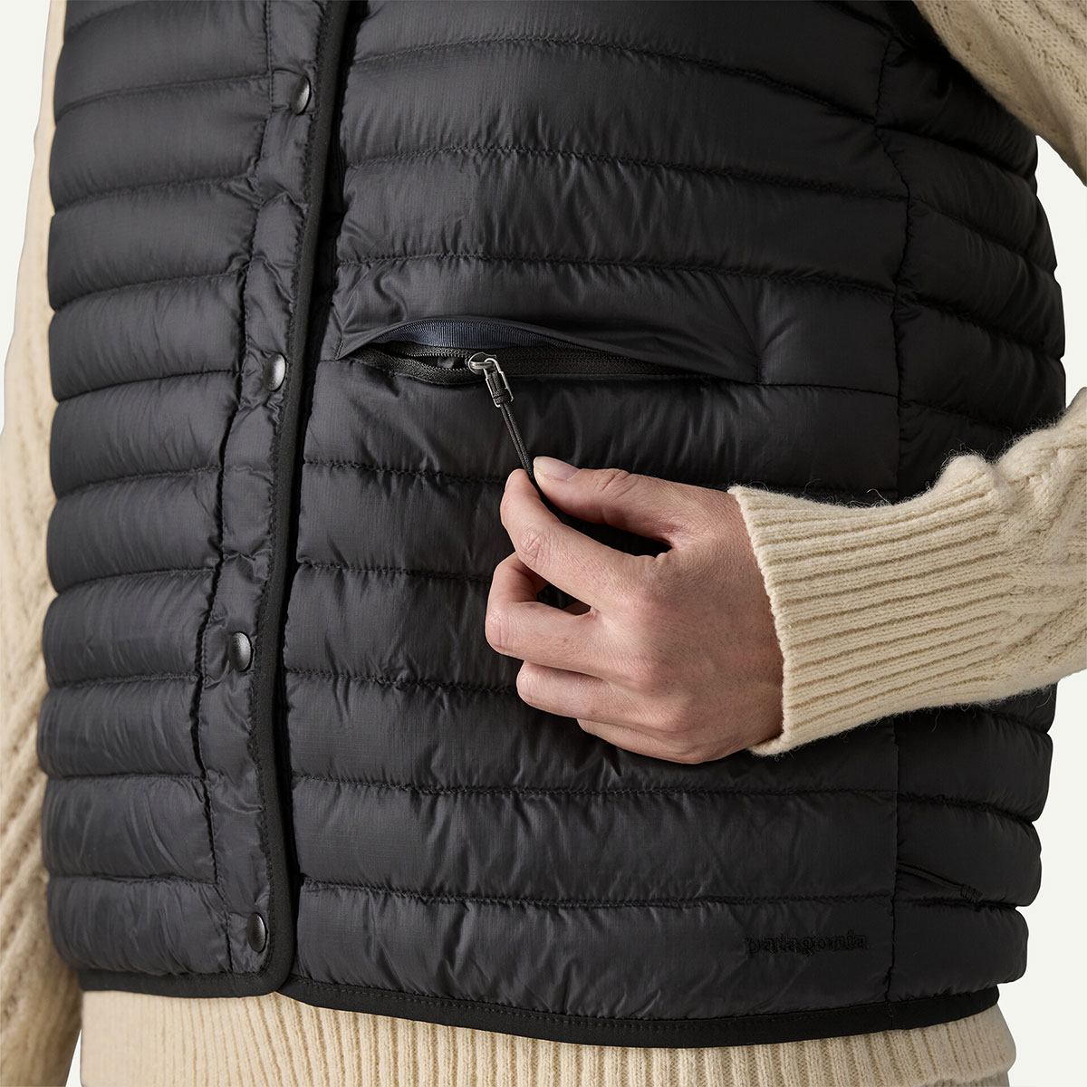 Patagonia  | Women's Lightweight Reversible Down Sweater Vest��31920��