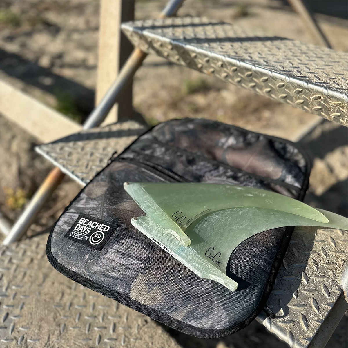 �ڿ��ե�����ۥ����եܡ��� �����ե��� �ե��󥱡��� ��Ǽ�ݥ��å� �������å� �� �� �����ȥɥ� ��3�� �͵��֥��� �ӡ����ɥǥ��� | BEACHED DAYS FIN CASE��BY790024��