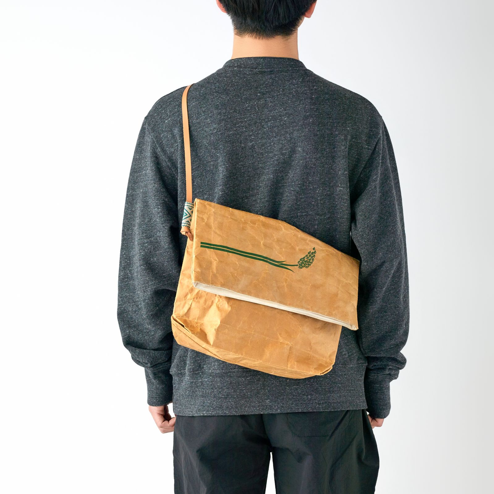 MESSENGER BAG