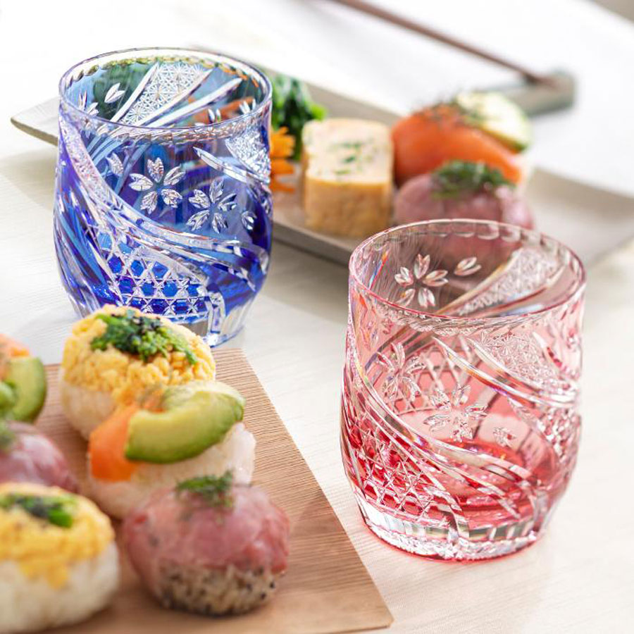 【寂】蔵出時代 色被切子 細工彫『花文』切子グラス ロックグラス 二客セット☆美品☆箱付/ 酒器 ■ 江戸切子 ロックグラス＜桜流＞青 KAGAMI | ロックグラス | 伝統工芸品