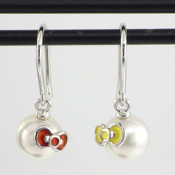 ★最終お値引き品★ 【ミキモト MIKIMOTO】ピアス MIKIMOTO×HELLO KITTY ハローキティ サンリオ コラボ 2014年 限定 レッド イエロー リボン タイ モチーフ パール 6.1mm珠 K18WG 