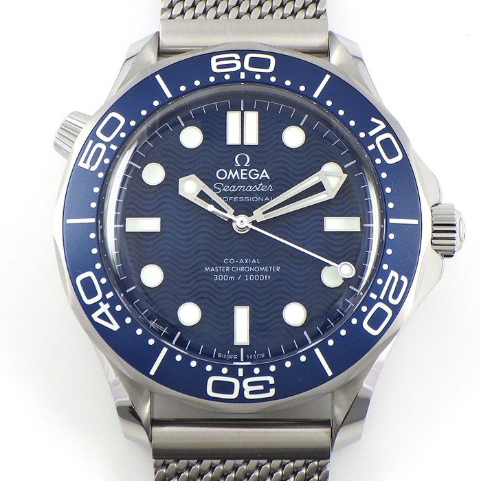 オメガ OMEGA 腕時計 シーマスター ダイバー 300M 210.30.42.20.03.002 ジェームズ・ボンド60周年記念 コーアクシャル マスタークロノメーター 裏スケ 回転ベゼル ウェーブ ギョーシェ ブルー文字盤 SS 自動巻き 【箱・保付き】 【中古】