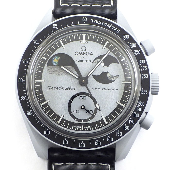 スウォッチ×オメガ Swatch×OMEGA 腕時計 ムーンスウォッチ スピードマスター ミッショントゥアースフェイズ S033M700 ライトグレー文字盤 クロノグラフ ムーンフェイズ バイオセラミック ブラック ナイロンベルト クオーツアナログ 【箱・保付き】 【中古】
