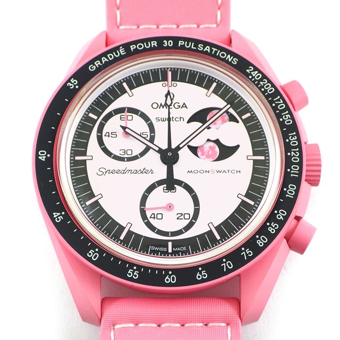スウォッチ×オメガ Swatch×OMEGA 腕時計 ムーンスウォッチコレクション ミッション トゥ ザ ピンクムーンフェイズ SO33P700 クロノグラフ スモールセコンド シルバーピンクオパーリン文字盤 バイオセラミック ベルクロストラップ クオーツアナログ 【箱・保付き】 【中古】