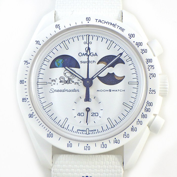 スウォッチ×オメガ Swatch×OMEGA 腕時計 スピードマスター ミッショントゥアースフェイズ ムーンシャインゴールド SO33W701 スヌーピー クロノグラフ ムーンフェイズ表示 ホワイト文字盤 バイオセラミック ラバーベルト クオーツアナログ 【箱・保付き】