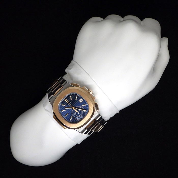 パテック・フィリップ Patek Philippe 腕時計 ノーチラス 5980/1AR-001 生産終了モデル デイト クロノグラフ 裏スケ ストライプ ブルー文字盤 K18PG SS 自動巻き 【箱・保付き】 【中古】