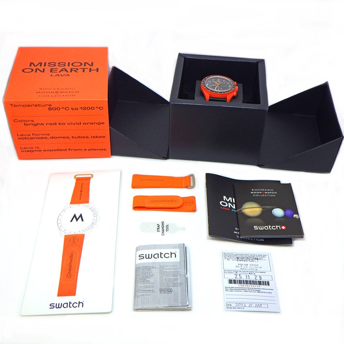 スウォッチ×オメガ Swatch×OMEGA 腕時計 スピードマスター ミッションオンアース LAVA SO330100 クロノグラフ タキメーター スモールセコンド 夜光インデックス 夜光針 ブラック文字盤 バイオセラミック クオーツアナログ 【中古】