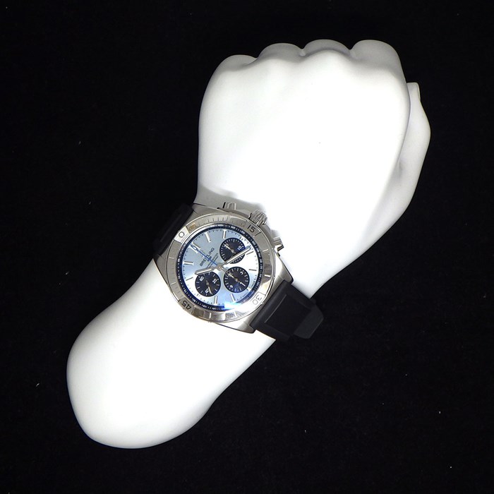 ブライトリング Breitling 腕時計 クロノマット B01 42 PB0134 アイスブルーサンレイ文字盤 カレンダー クロノグラフ スモールセコンド 裏スケ 逆回転防止ベゼル タキメーター SS プラチナ ブラック ラバーベルト 黒 自動巻き 【中古】