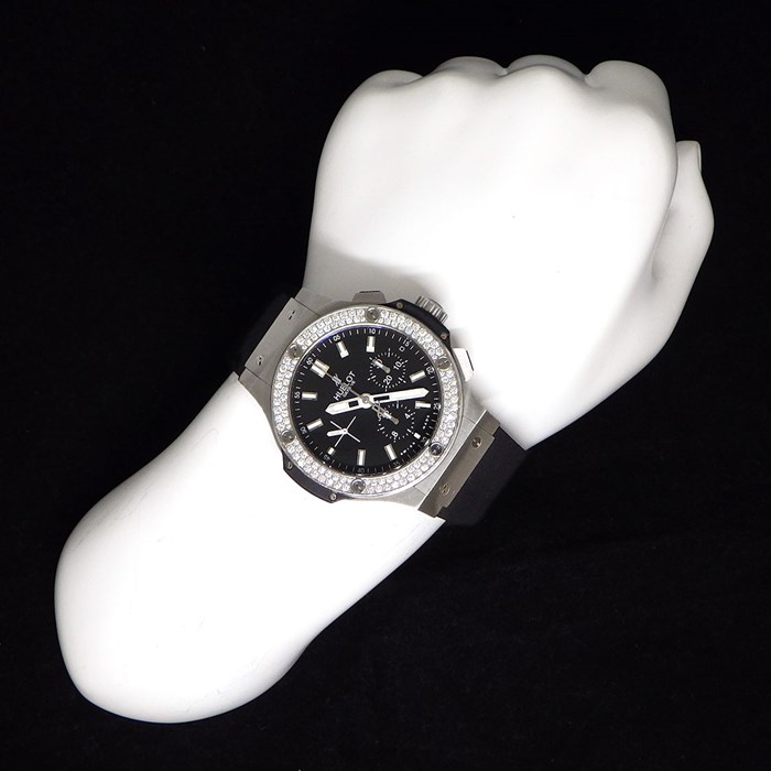 ウブロ Hublot 腕時計 ビッグ・バン スチール 301.SX.1170.RX.1104 カレンダー クロノグラフ スモールセコンド 裏スケ パヴェ ダイヤモンドベゼル ブラック文字盤 黒 サテン仕上げ SS ラバーベルト 自動巻き 【箱・保付き】 【中古】