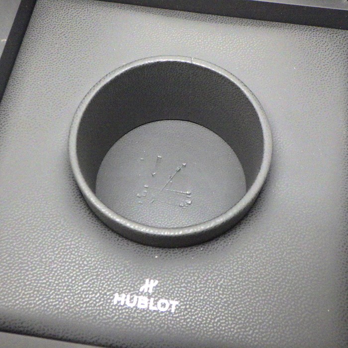 ウブロ Hublot 腕時計 スクエア・バン ウニコ 42mm 821.NM.0170.RX デイト クロノグラフ スモールセコンド 裏スケ スケルトン文字盤 チタン セラミック メッシュ ラバーベルト 自動巻き 【箱・保付き】 【中古】