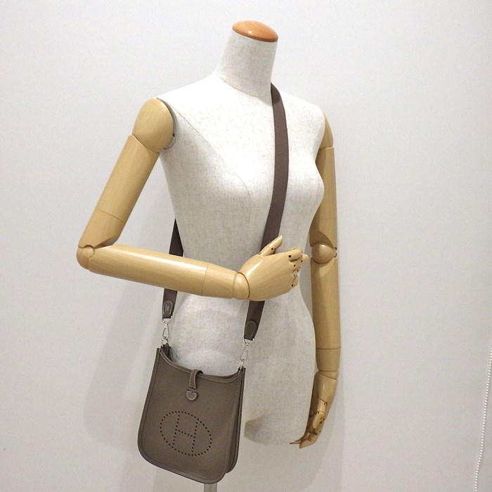 エルメス HERMES ショルダーバッグ エヴリン アマゾーヌTPM 2024年製 (W刻印) エトゥープ トリヨンクレマンス (牛革) シルバー金具  【中古】