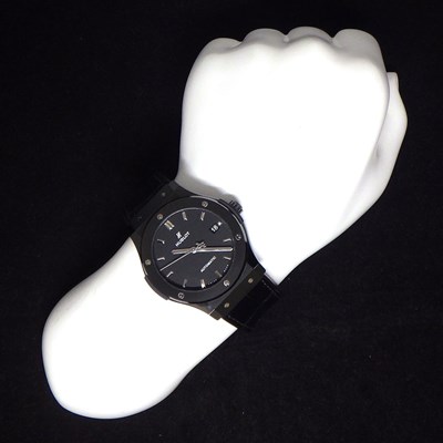 ウブロ Hublot 腕時計 クラシック フュージョン ブラックマジック 45mm 511.CM.1171.RX デイト 裏スケ ビス ブラック文字盤 黒 サテン仕上げ セラミック チタン SS アリゲーターレザー&ラバーベルト 自動巻き 【中古】