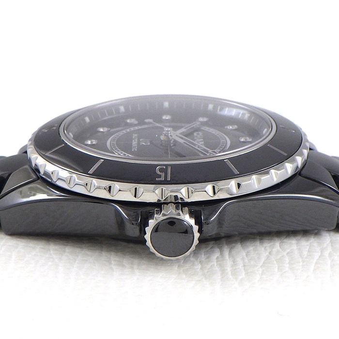 シャネル CHANEL 腕時計 J12 キャリバー12.1 H5702 デイト 回転ベゼル 12ポイント ダイヤモンド インデックス 0.09ct ブラックラッカー文字盤 SS ブラック セラミック 黒 自動巻き 【箱・保付き】 【中古】