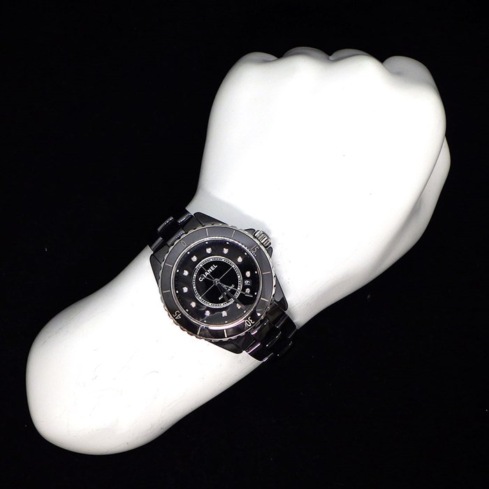 シャネル CHANEL 腕時計 J12 キャリバー12.1 H5702 デイト 回転ベゼル 12ポイント ダイヤモンド インデックス 0.09ct ブラックラッカー文字盤 SS ブラック セラミック 黒 自動巻き 【箱・保付き】 【中古】