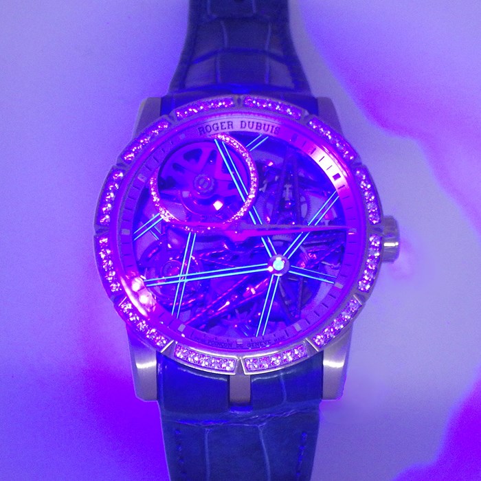 ロジェ・デュブイ ROGER DUBUIS 腕時計 エクスカリバー ブラックライト 42mm RDDBEX0744 世界88本限定 ダイヤベゼル スケルトン/ダイヤ文字盤 計1.17ct K18WG ブルー アリゲーター レザーベルト 自動巻き 【箱・保付き】 【中古】