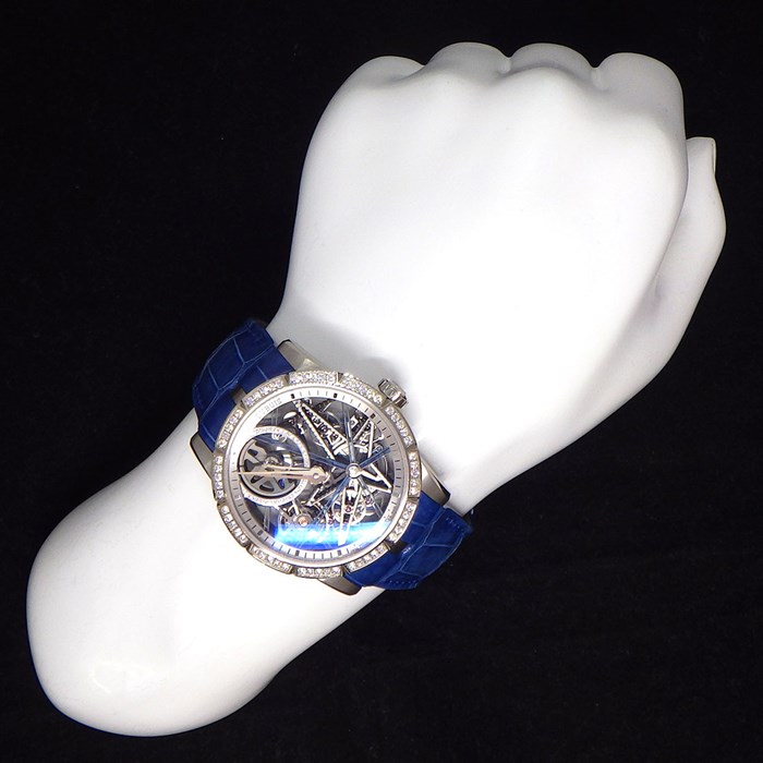 ロジェ・デュブイ ROGER DUBUIS 腕時計 エクスカリバー ブラックライト 42mm RDDBEX0744 世界88本限定 ダイヤベゼル スケルトン/ダイヤ文字盤 計1.17ct K18WG ブルー アリゲーター レザーベルト 自動巻き 【箱・保付き】 【中古】