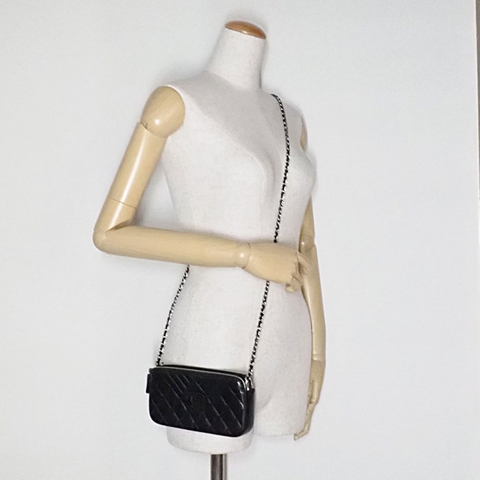 シャネル CHANEL ショルダーバッグ マトラッセ シェヴロン チェーンウォレット ブラック ソフトグレインドカーフスキン シルバー金具 【中古】