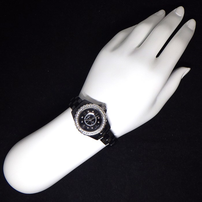 シャネル CHANEL 腕時計 J12 H2571 8ポイント ダイヤインデックス 計0.04ct 40ポイント ダイヤベゼル 計0.90ct ブラック 文字盤 セラミック SS クオーツアナログ 【中古】
