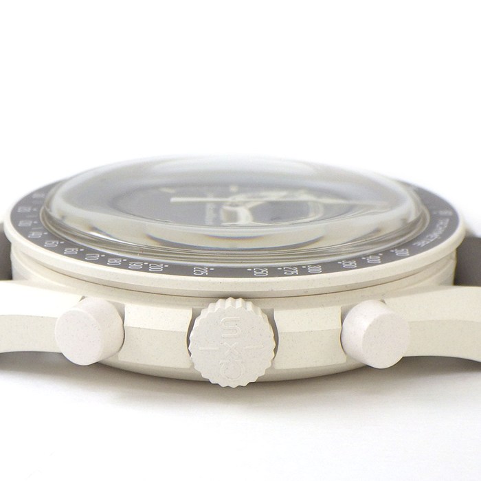スウォッチ×オメガ Swatch×OMEGA 腕時計 ムーンスウォッチ ミッション オン アース デザート SO33T103 スピードマスター グレージュ文字盤 サンドカラー バイオセラミック ベルクロストラップ クオーツアナログ 【箱・保付き】 【中古】