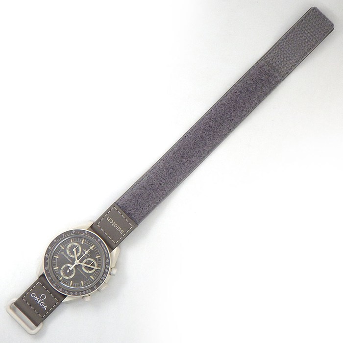 スウォッチ×オメガ Swatch×OMEGA 腕時計 ムーンスウォッチ ミッション オン アース デザート SO33T103 スピードマスター グレージュ文字盤 サンドカラー バイオセラミック ベルクロストラップ クオーツアナログ 【箱・保付き】 【中古】