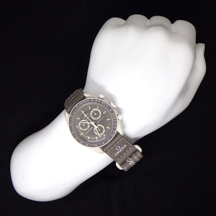 スウォッチ×オメガ Swatch×OMEGA 腕時計 ムーンスウォッチ ミッション オン アース デザート SO33T103 スピードマスター グレージュ文字盤 サンドカラー バイオセラミック ベルクロストラップ クオーツアナログ 【箱・保付き】 【中古】
