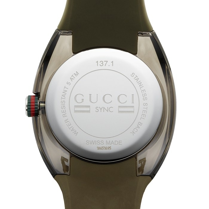 【新品・2年保証】グッチ GUCCI 腕時計 シンク YA137106 インターロッキングG サンレイ カーキ文字盤 デイト ラバーベルト SS クオーツアナログ 【箱・保付き】