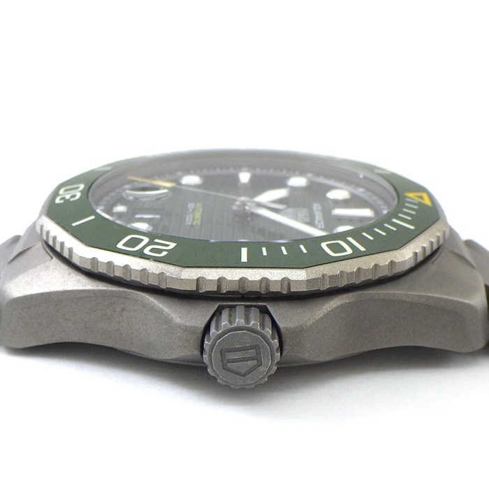 タグ・ホイヤー TAG Heuer 腕時計 アクアレーサー プロフェショナル300 WBP208B.BF0631 デイト 回転ベゼル 夜光インデックス 夜光針 ストライプ サンレイ グリーン文字盤 チタン 自動巻き 【箱・保付き】 【中古】