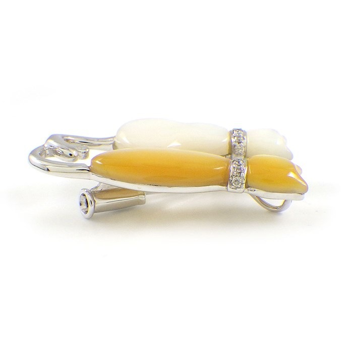 【ホワイトシェル イエローシェル】 ブローチ ネコモチーフ ホワイト シェル イエロー シェル ダイヤモンド 計0.06ct K18WG 白 【中古】