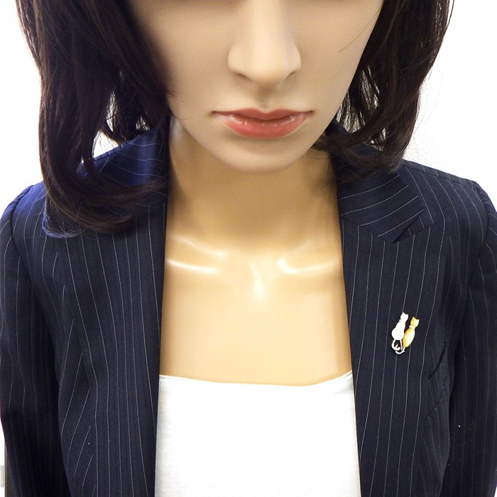 【ホワイトシェル イエローシェル】 ブローチ ネコモチーフ ホワイト シェル イエロー シェル ダイヤモンド 計0.06ct K18WG 白 【中古】