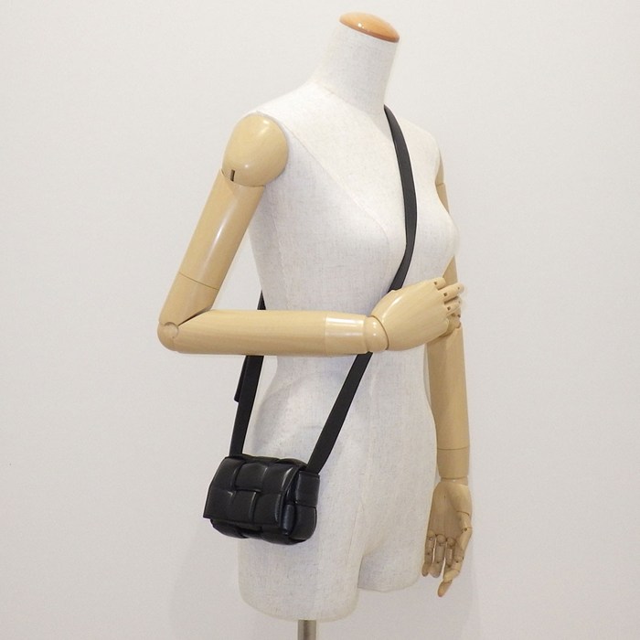 ボッテガ・ヴェネタ BOTTEGA VENETA ショルダーバッグ キャンディ パデッド カセット 716648 ブラック ラムスキン ゴールド金具 【中古】