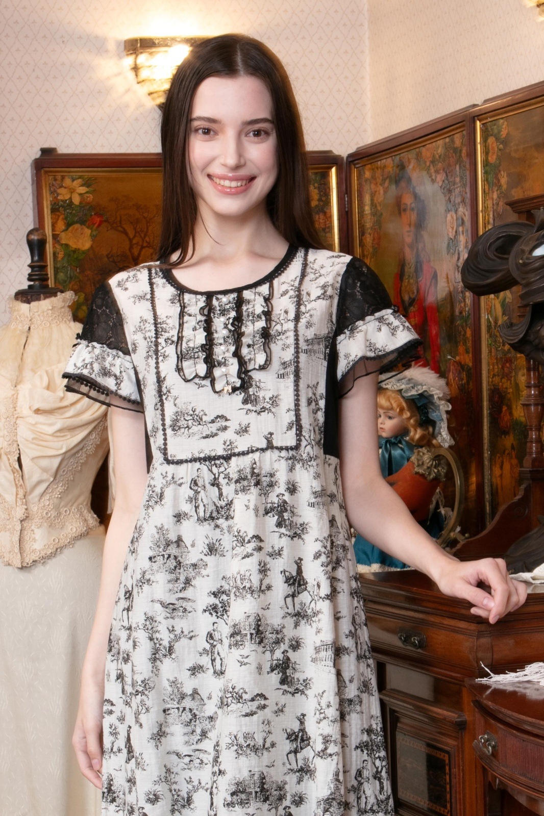 極美品　デサント　近年　HANAグラフィック スリーブレスワンピース 柄 ERUKEI]レッド・イエロー・花柄・プリント・サテン・フリル
