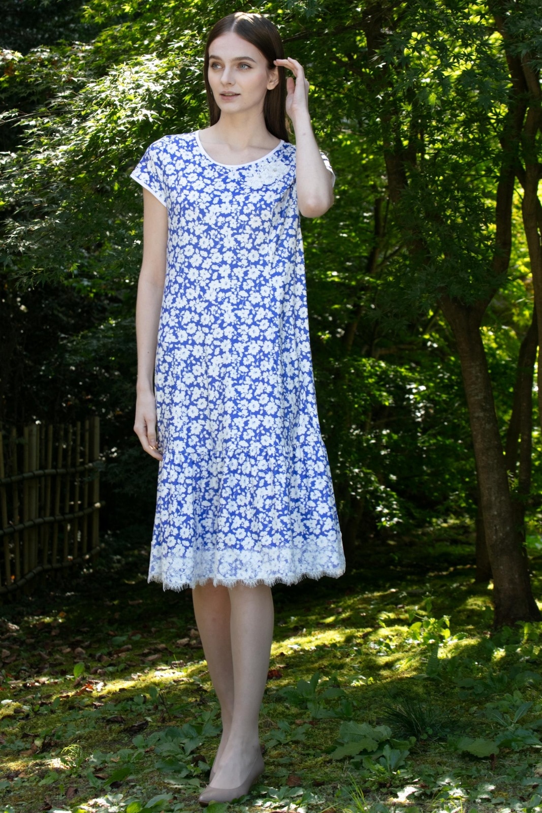 2026年春夏物 ブルー系フラワープリント 裾レース使いワンピース
