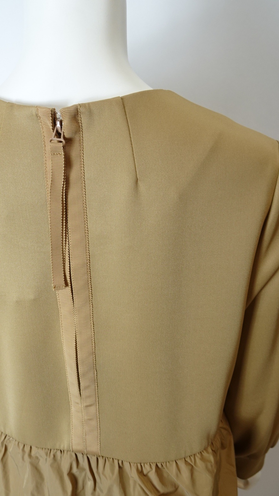 2024 年秋冬物 袖フリルデザイン ダンボールニット×タフタワンピース  