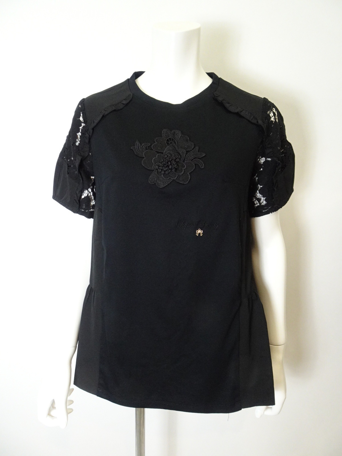 スーパービューティー♡完売♡新作花モチーフ付袖レース切替チュニックTシャツ 2025年春夏 花モチーフ付袖レース切替チュニックTシャツ 2512022