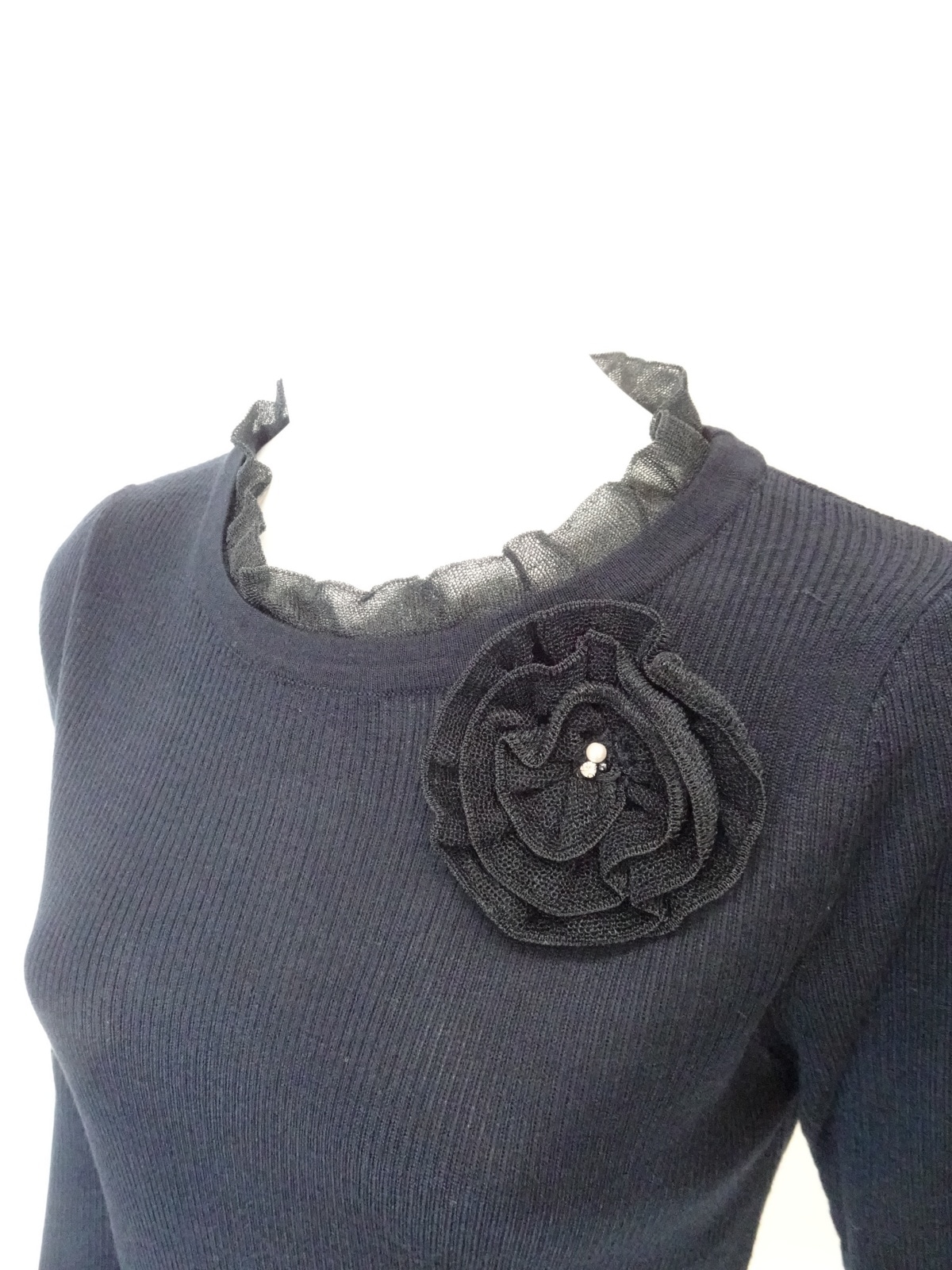 2025年秋冬 コサージュ付 衿・袖先透かしフリルデザインセーター