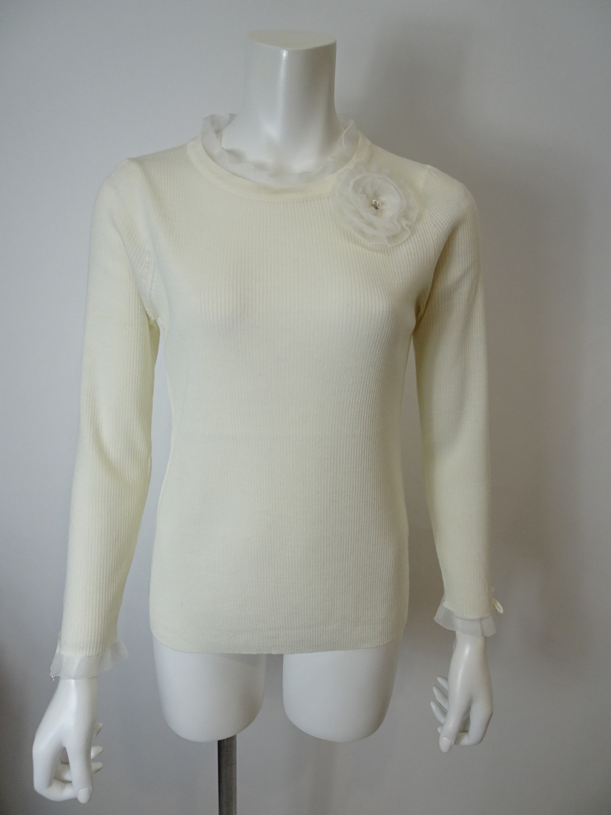 【新品】スーパービューティーコサージュ付衿袖先透かしフリルセーター44 2025年秋冬 コサージュ付 衿・袖先透かしフリルデザインセーター