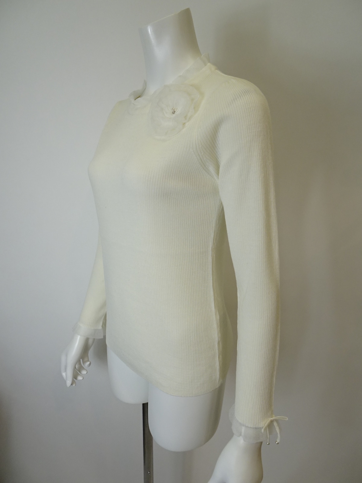 2025年秋冬 コサージュ付 衿・袖先透かしフリルデザインセーター