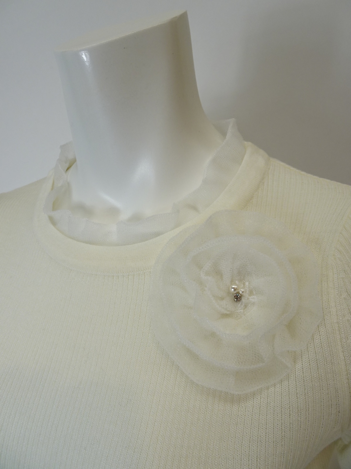 2025年秋冬 コサージュ付 衿・袖先透かしフリルデザインセーター