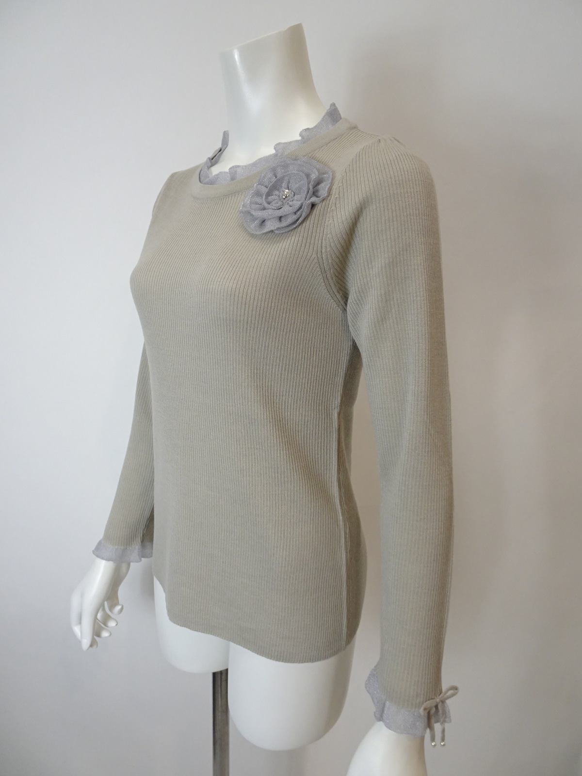 2025年秋冬 コサージュ付 衿・袖先透かしフリルデザインセーター