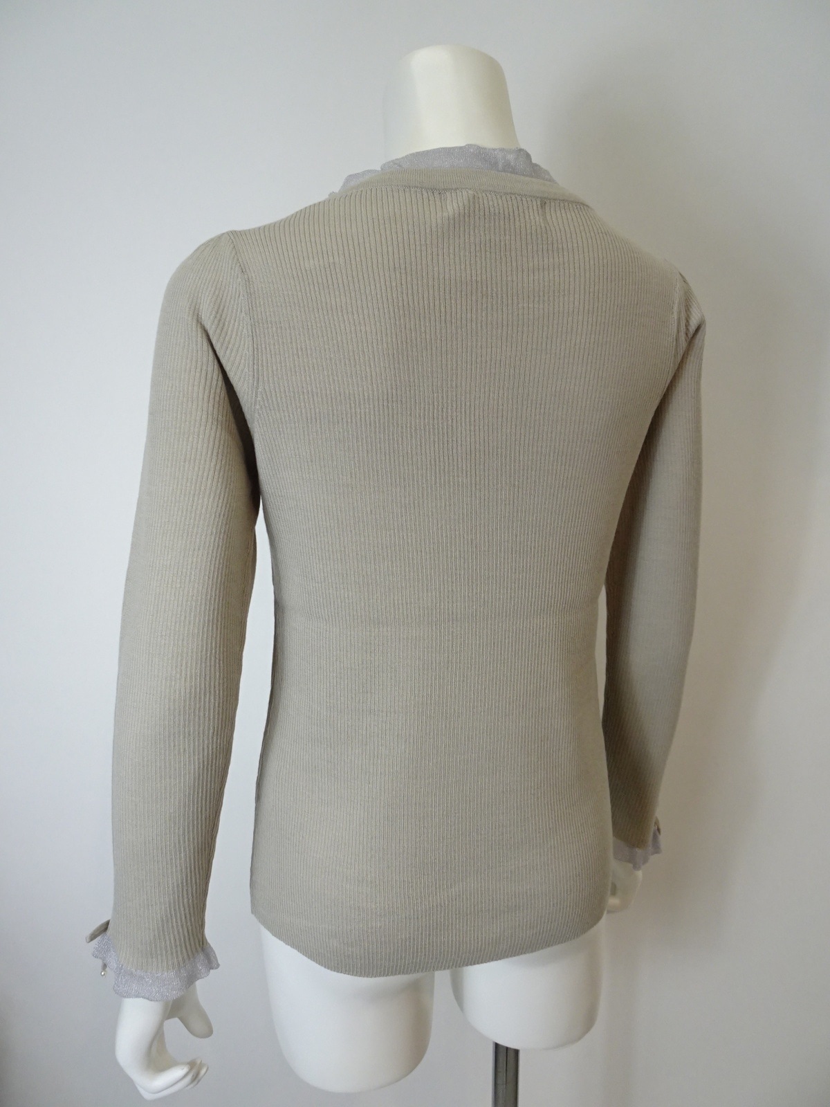 2025年秋冬 コサージュ付 衿・袖先透かしフリルデザインセーター